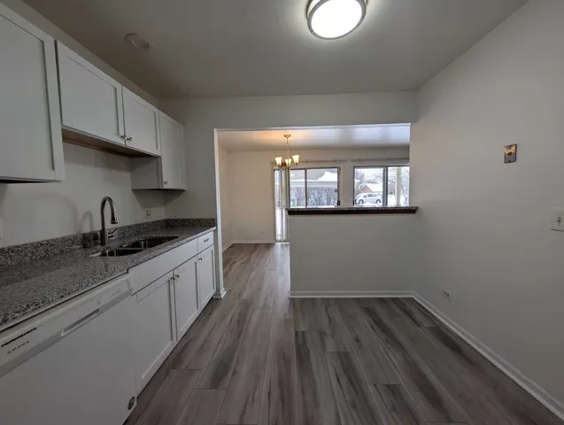 $2,150 | 205 Glasgow Lane, Unit V1, Schaumburg, IL 60107