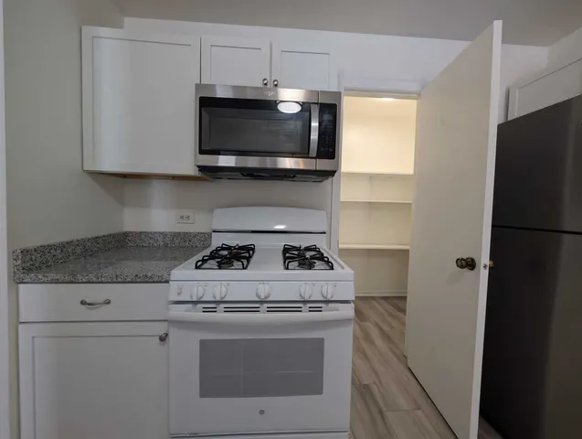 $2,150 | 205 Glasgow Lane, Unit V1, Schaumburg, IL 60107