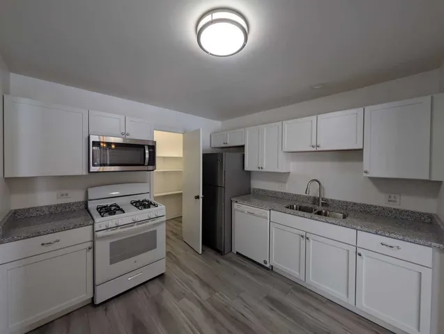 $2,150 | 205 Glasgow Lane, Unit V1, Schaumburg, IL 60107