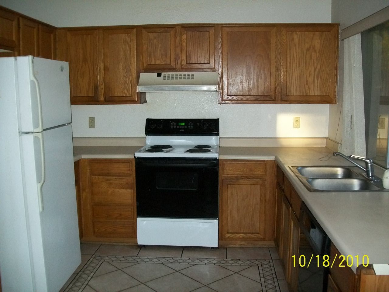 1749 East Carson Road Phoenix, AZ 85042 - Photo 4 of 5 Kitchen with all appliances