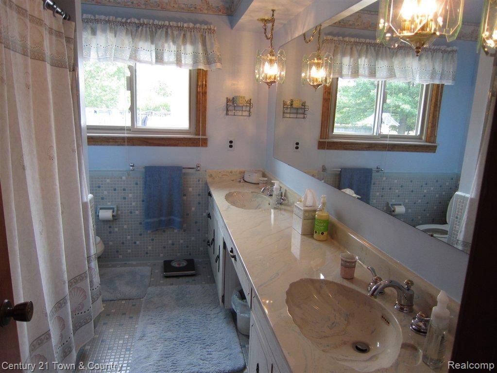 2904 Wisconsin Road Troy, MI 48083 - Photo 17 of 25 Main Bath.JPG