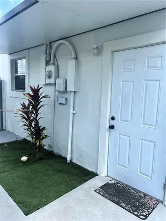 a view of entryway with a garden