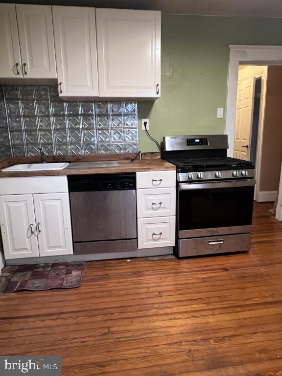 3005 Batavia Avenue Baltimore, MD 21214 - Photo 14 of 26 a kitchen with granite countertop a stove a microwave and cabinets