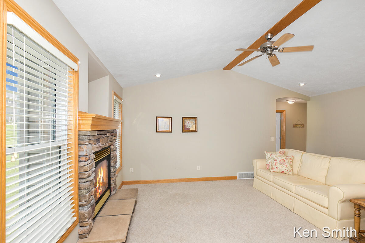 8231 Hunting Court Jenison, MI 49428 - Photo 6 of 33 IMG_1005