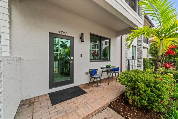a view of a house with backyard and sitting area