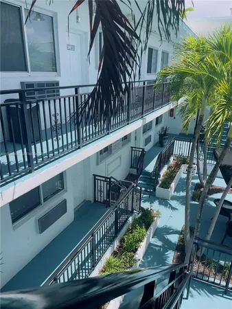 a view of entryway with an front door