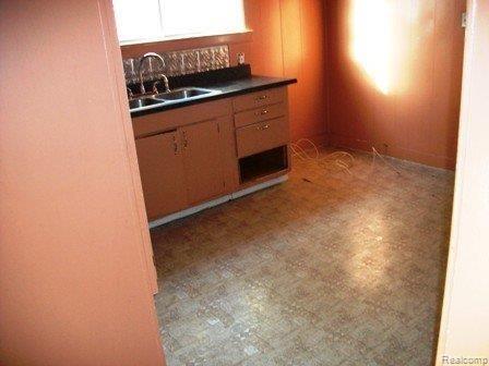 131 Walnut Street River Rouge, MI 48218 - Photo 4 of 15 11-06-10 044