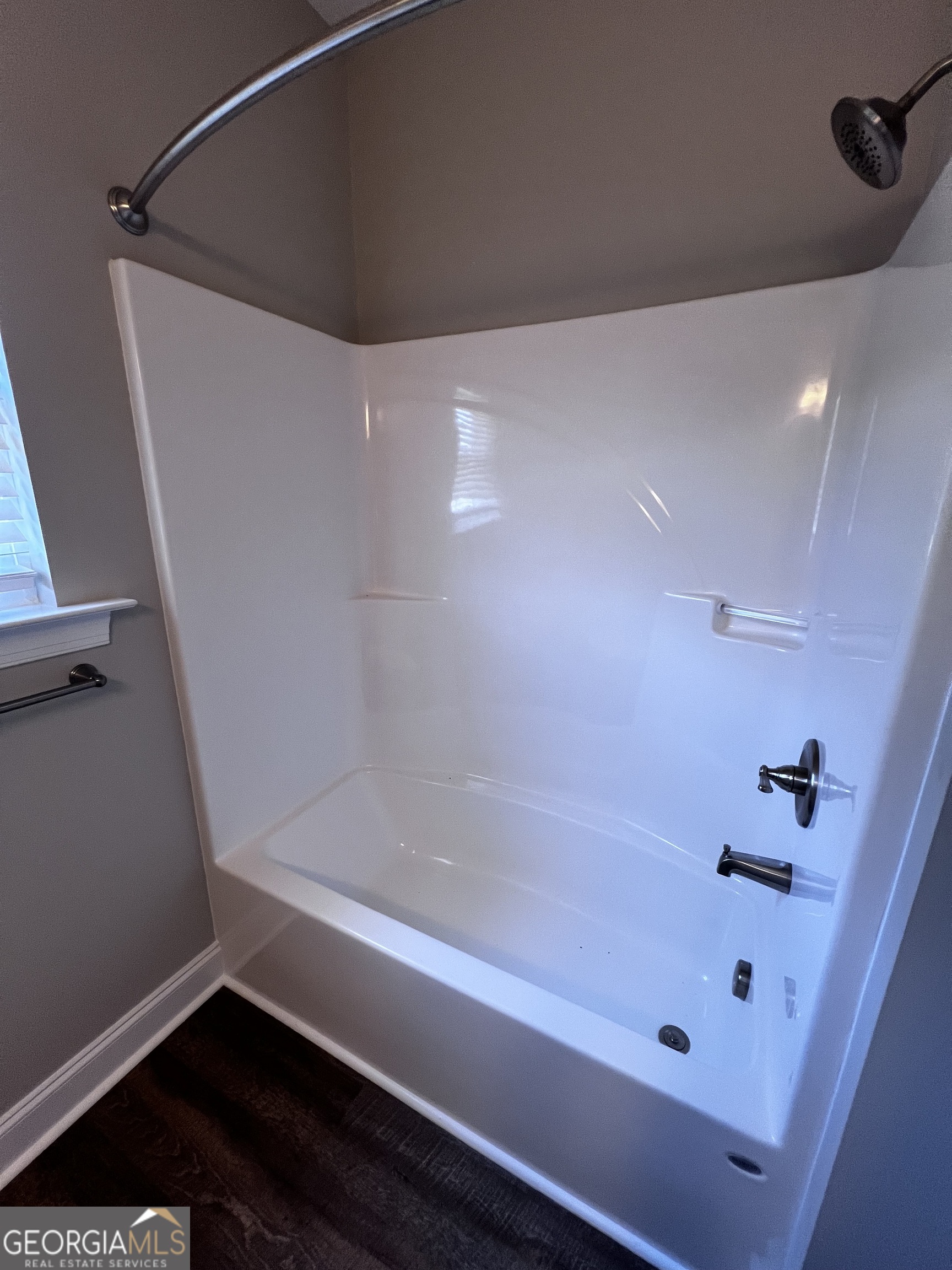 1045 Berkley Court Thomson, GA 30824 - Photo 24 of 32 a bathroom with a bathtub