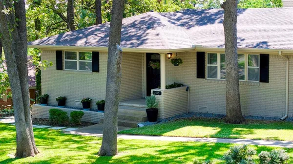 a view of a house with backyard and garden