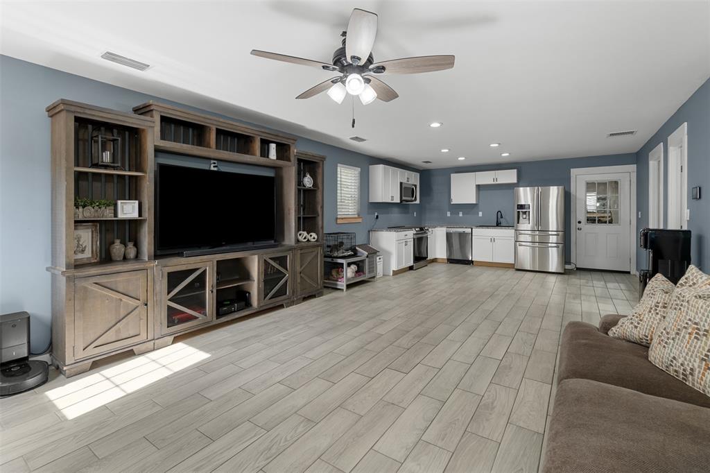 7899 County Road 623 Blue Ridge, TX 75424 - Photo 26 of 39 a living room with furniture and a flat screen tv