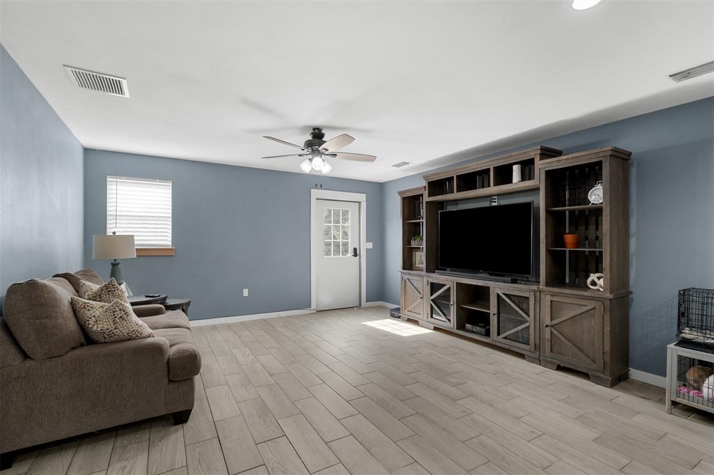 7899 County Road 623 Blue Ridge, TX 75424 - Photo 29 of 39 a living room with furniture and a flat screen tv