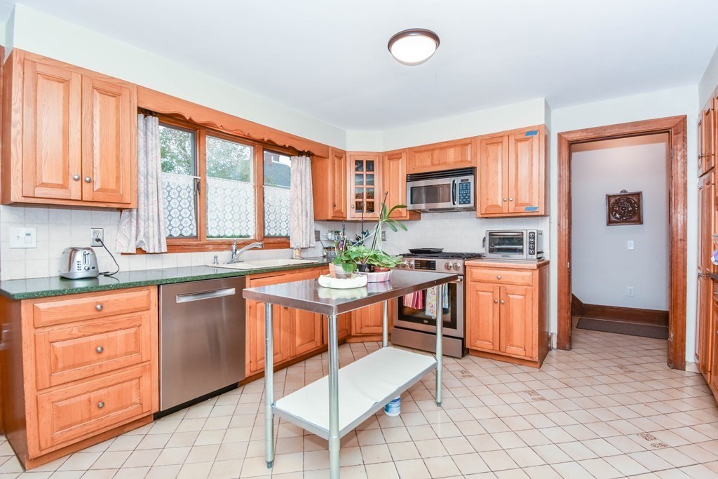 47 Summit Road Medford, MA 02155 - Photo 9 of 20 Gallery Image 9