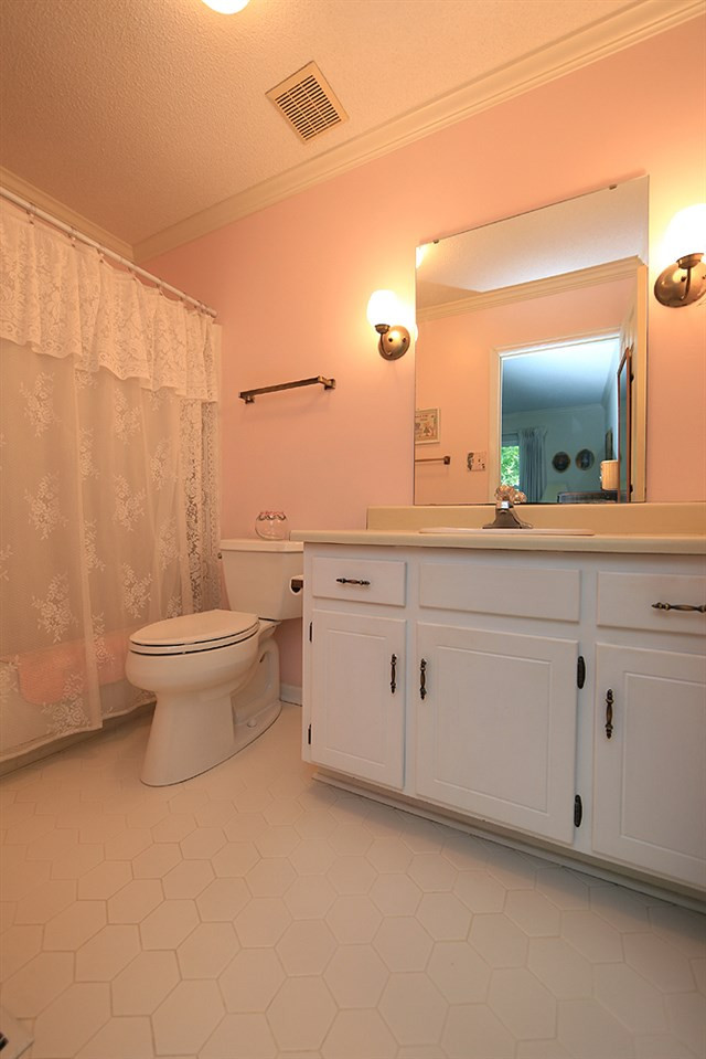 1506 Edgeside Court Raleigh, NC 27609 - Photo 14 of 23 Full ensuite bath for front upstairs bedroom Bathroom