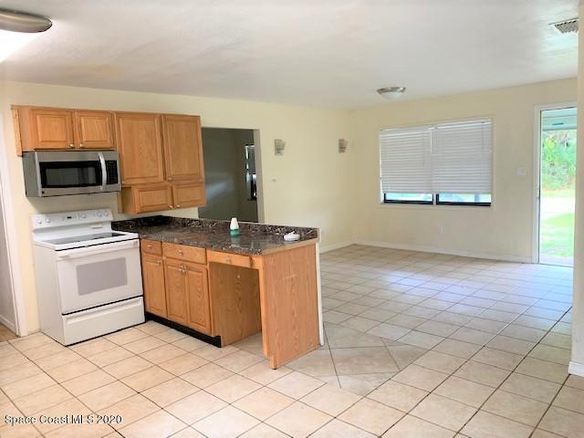 4455 Delespine Road Cocoa, FL 32927 - Photo 3 of 21 Kitchen/Living Room