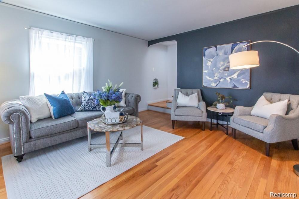1593 Roslyn Road Grosse Pointe, MI 48236 - Photo 2 of 16 02 family room 1.jpg