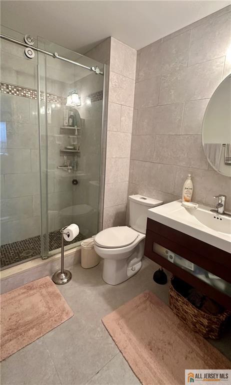 238 Nebula Road, Unit 238 Piscataway, NJ 08854 - Photo 19 of 22 a bathroom with a sink a toilet a mirror and shower