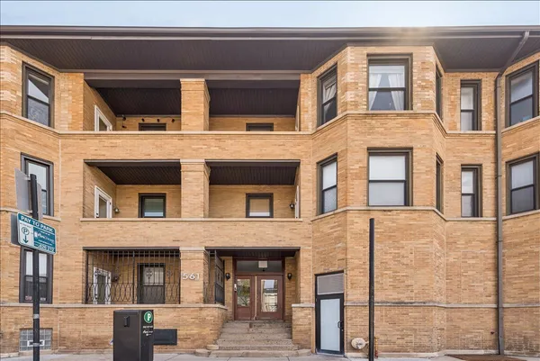 $560,000 | 561 West Briar Place, Unit 305, Chicago, IL 60657