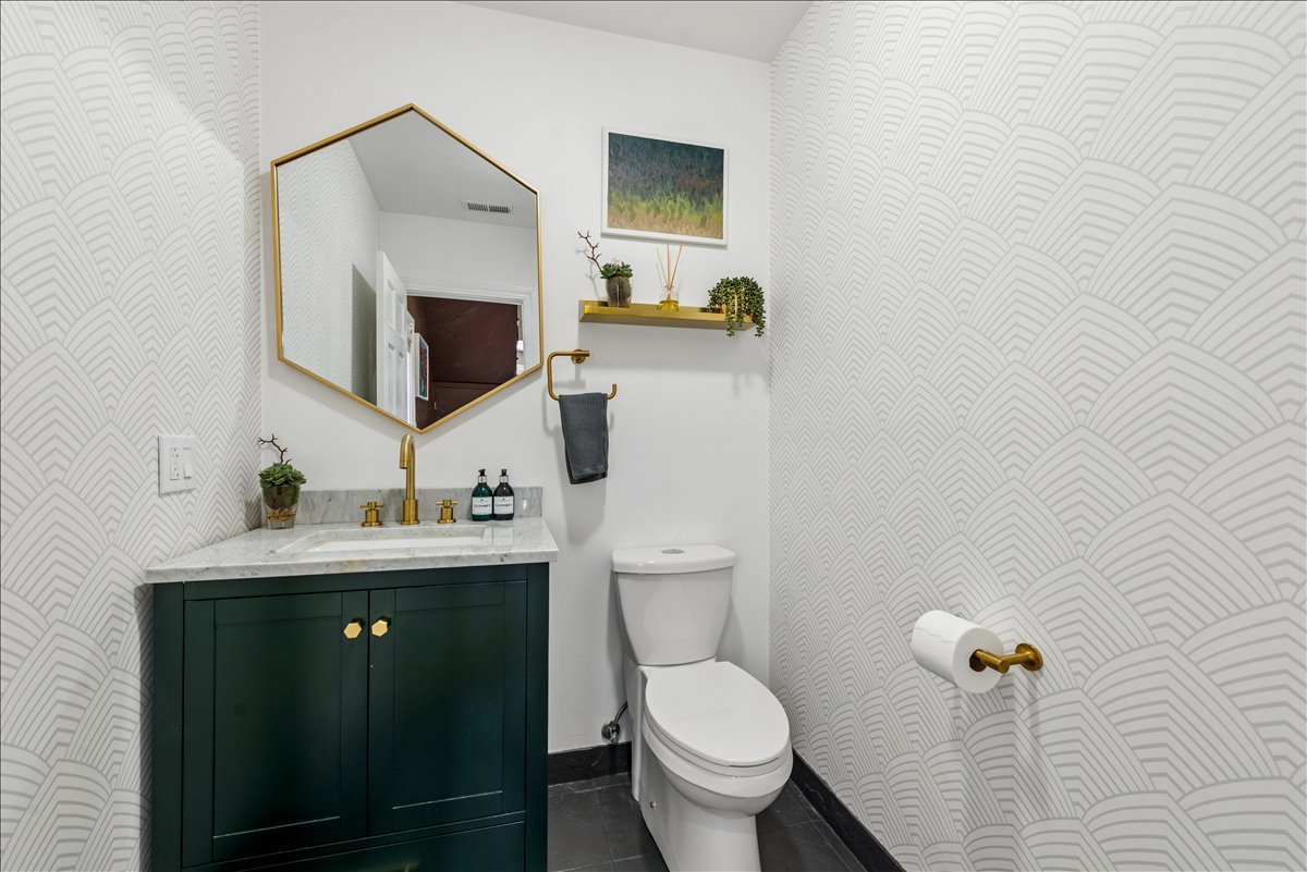 561 West Briar Place, Unit 305 Chicago, IL 60657 - Photo 6 of 23 a bathroom with a toilet sink and mirror