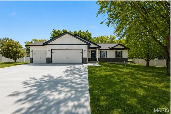 $354,900 | 400 Chantilly Court, Warrenton, MO 63383