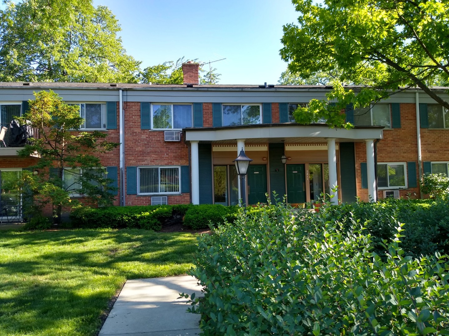 2407 South Goebbert Road, Unit 201 Arlington Heights, IL 60005 - Photo 2 of 3