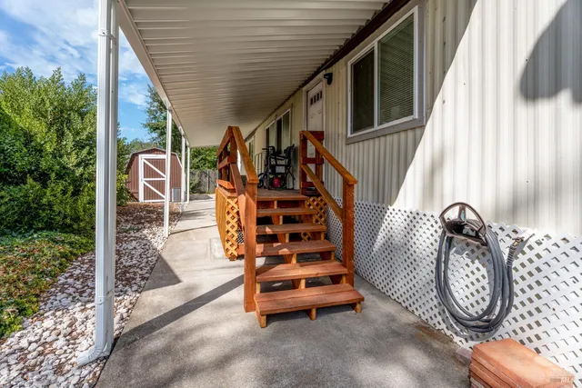a view of entryway with a front door