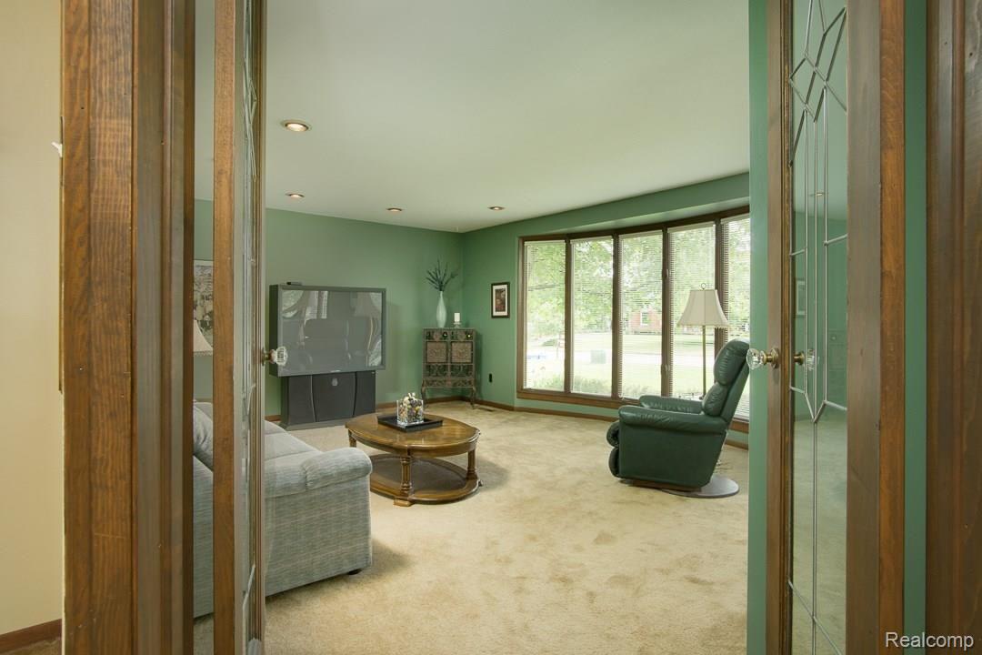 178 Coachlamp Road Rochester, MI 48306 - Photo 13 of 40 178-Coachlamp-017.jpg