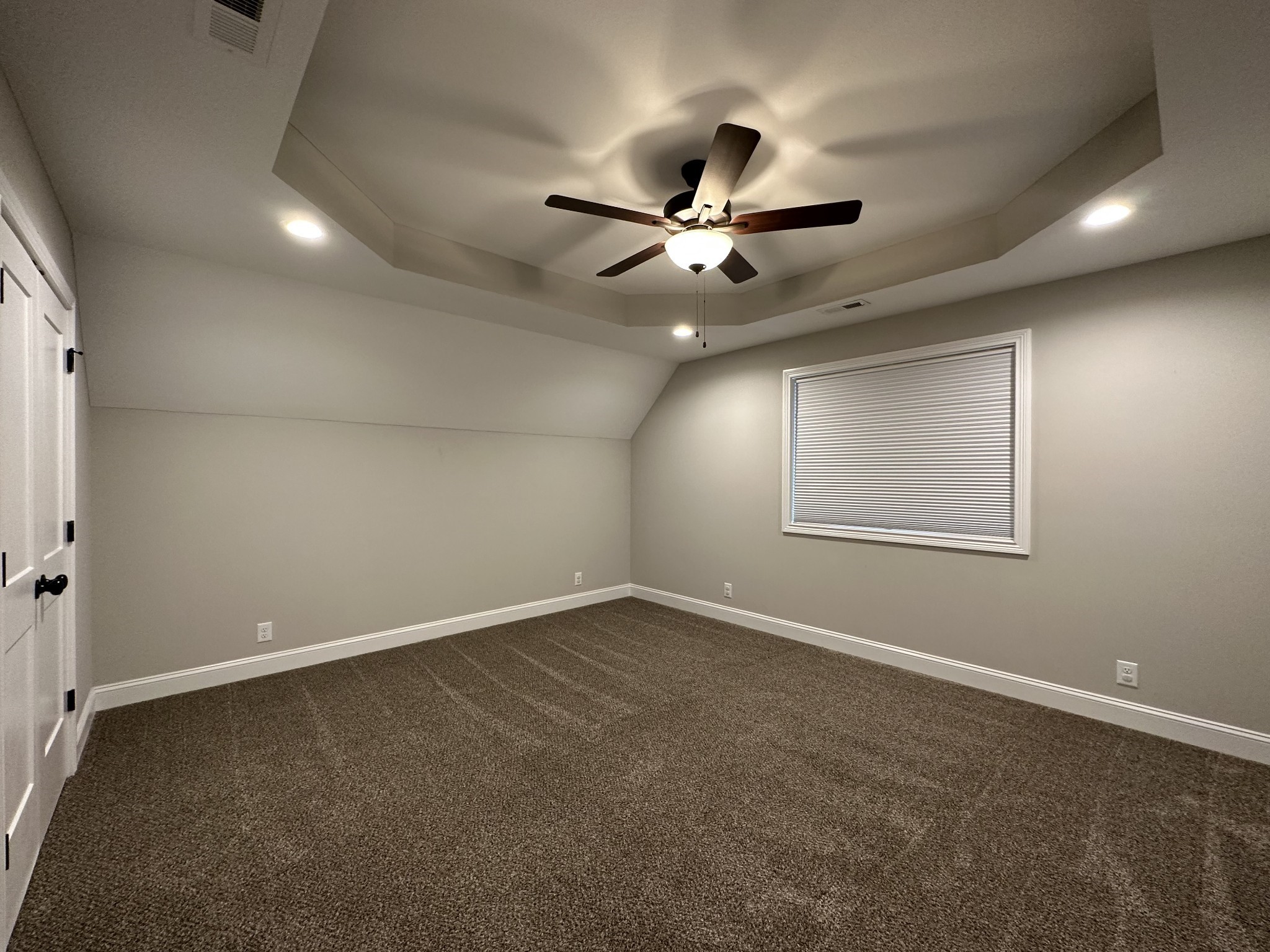 1592 Charles Bell Road Clarksville, TN 37043 - Photo 23 of 30 en empty room with windows and ceiling fan