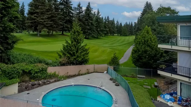 a view of a backyard