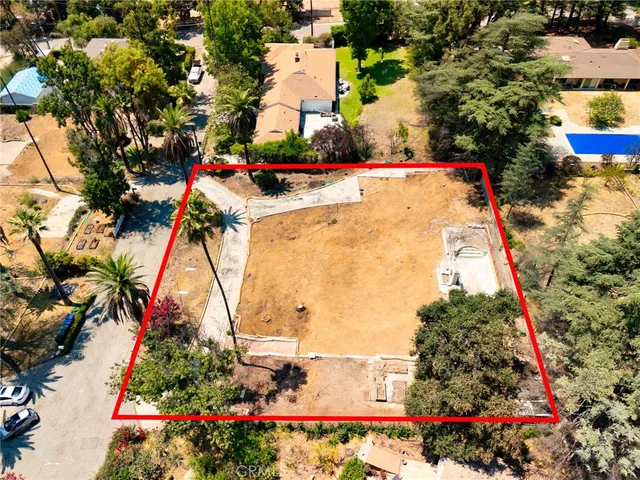 a view of a yard with a tree