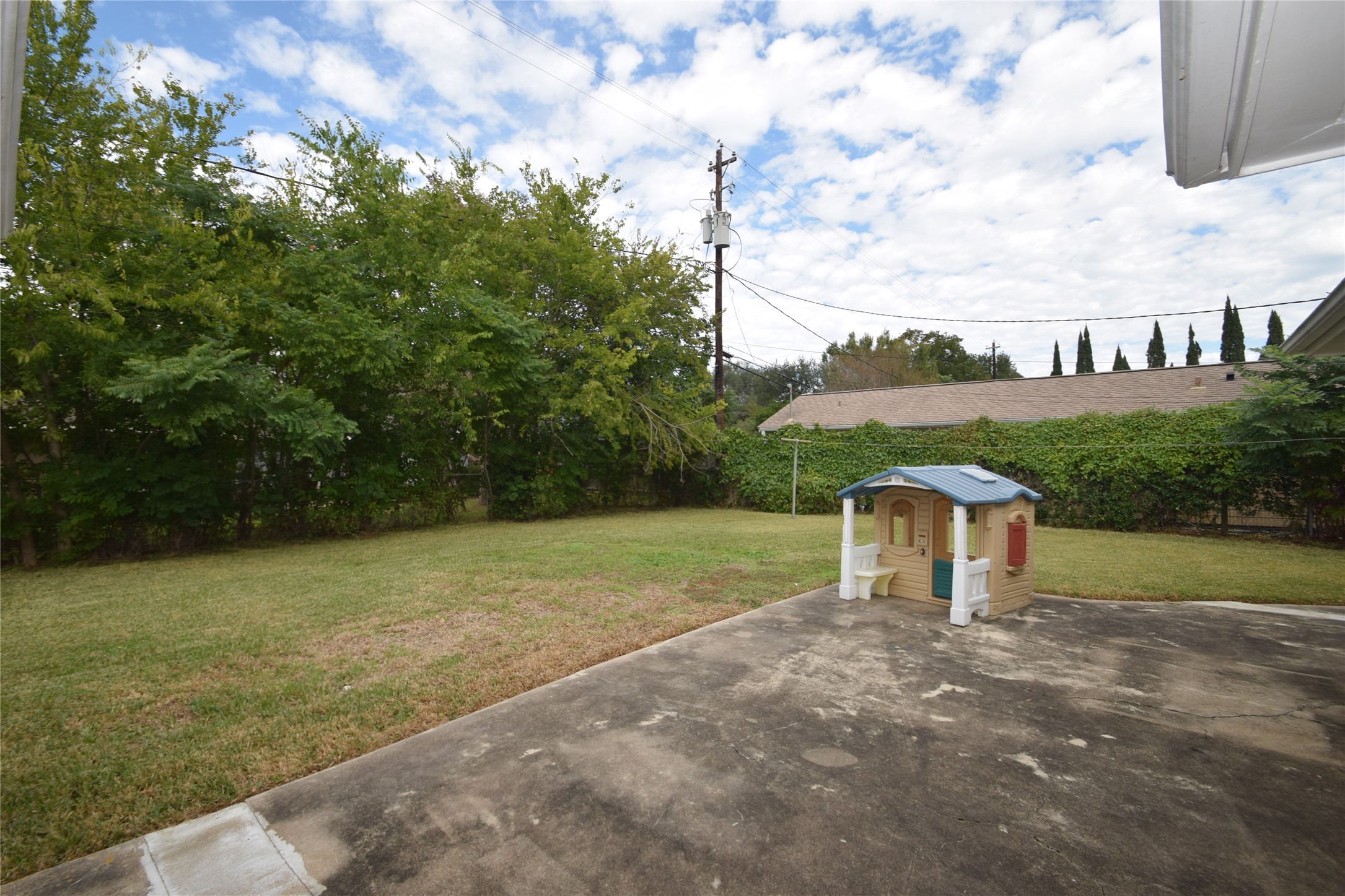 8434 Bluegate Street Houston, TX 77025 - Photo 15 of 28 a backyard of a house with lots of green space