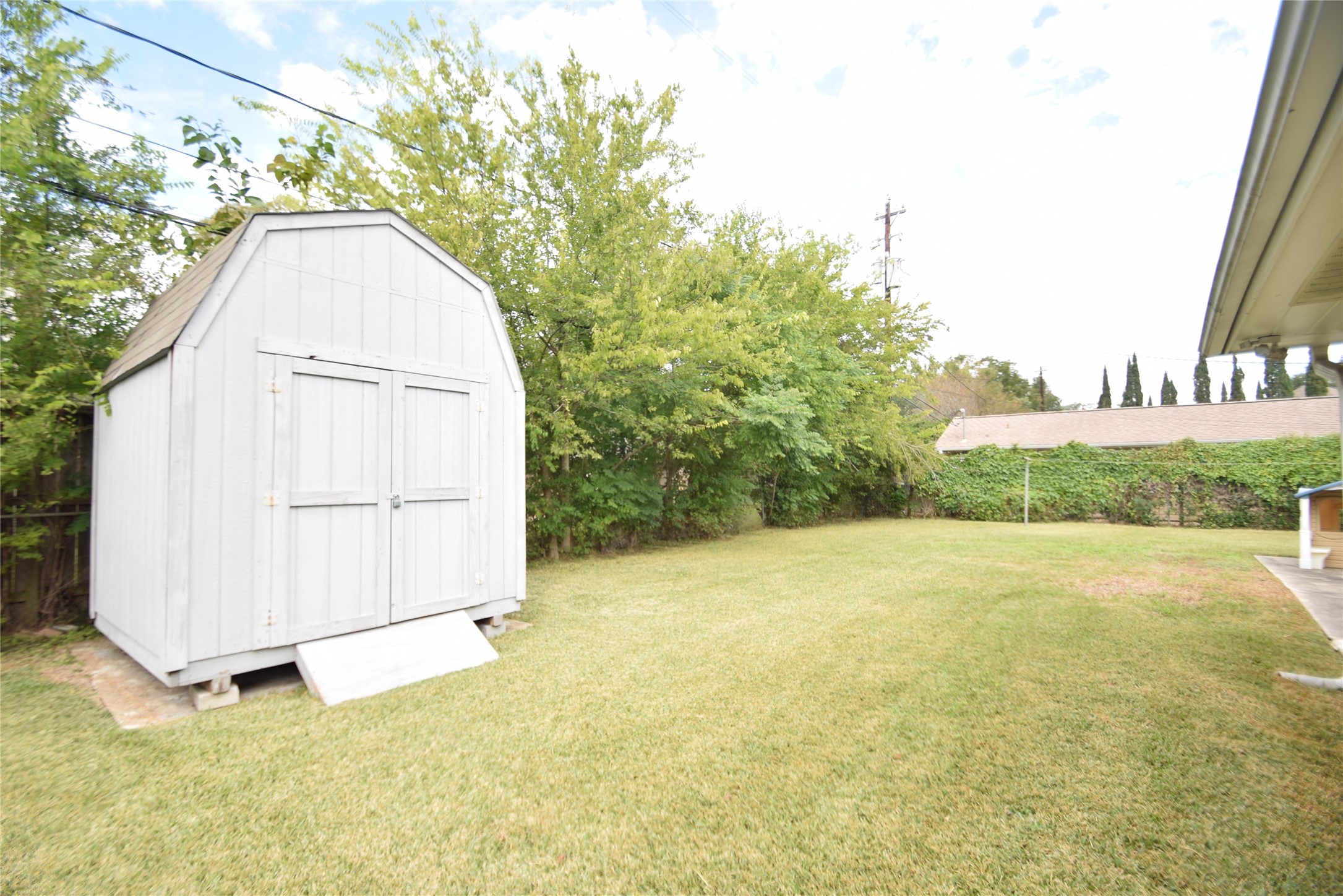 8434 Bluegate Street Houston, TX 77025 - Photo 20 of 28 a view of outdoor space and yard