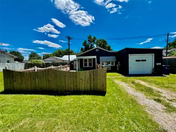 $70,000 | 852 East Penning Avenue, Wood River, IL 62095