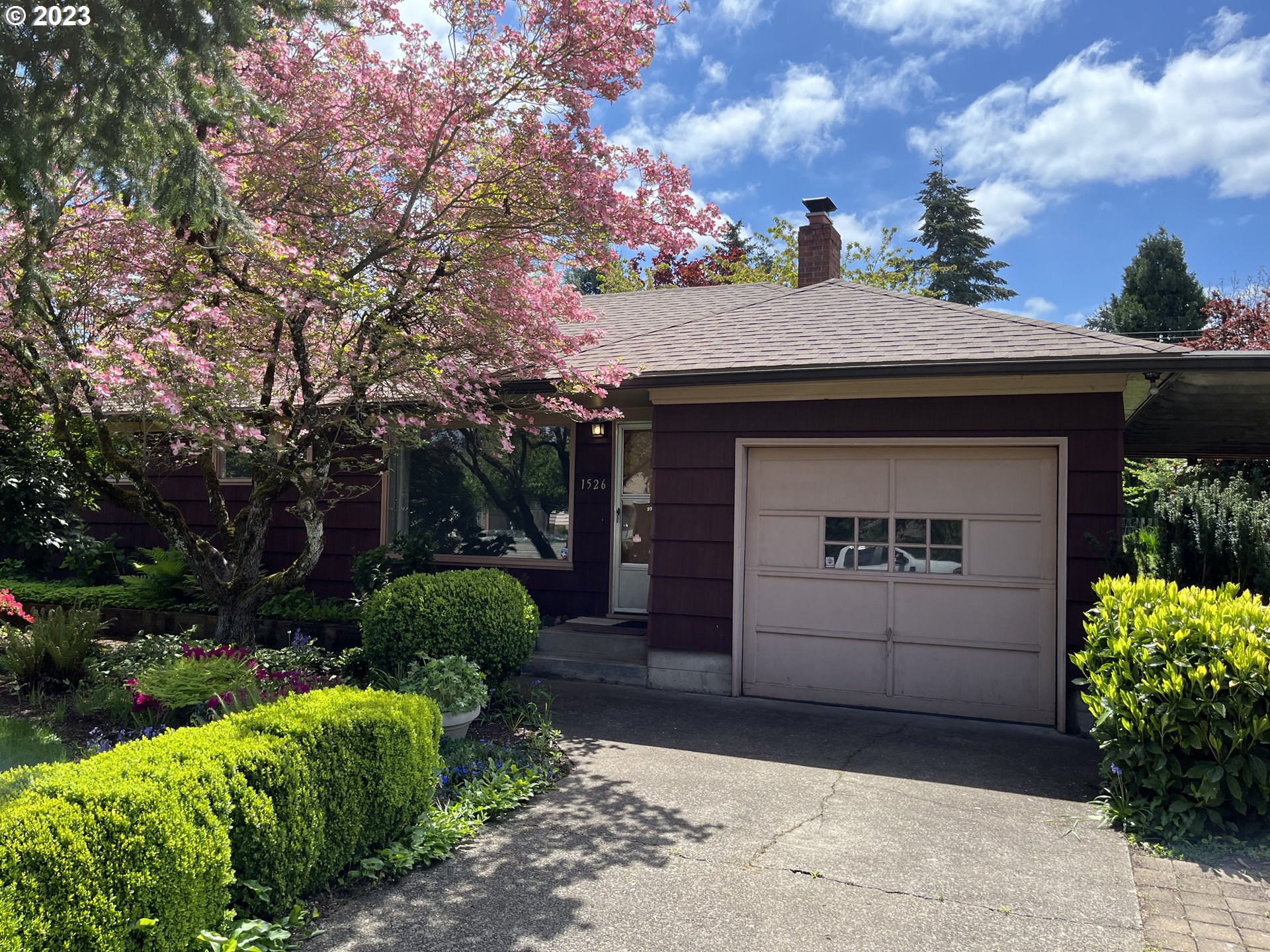 1526 Green Acres Road Eugene, OR 97408 - Photo 2 of 10 a front view of a house with garden