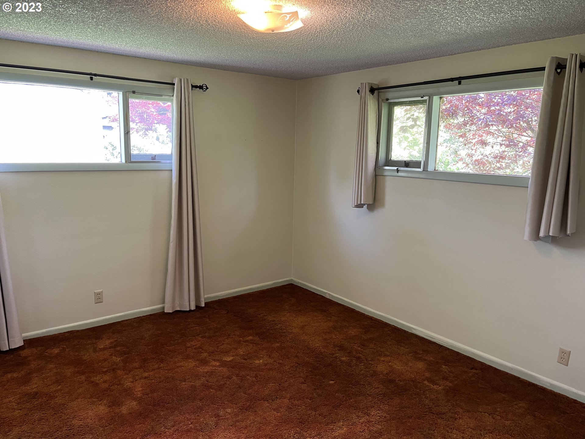 1526 Green Acres Road Eugene, OR 97408 - Photo 9 of 10 an empty room with windows