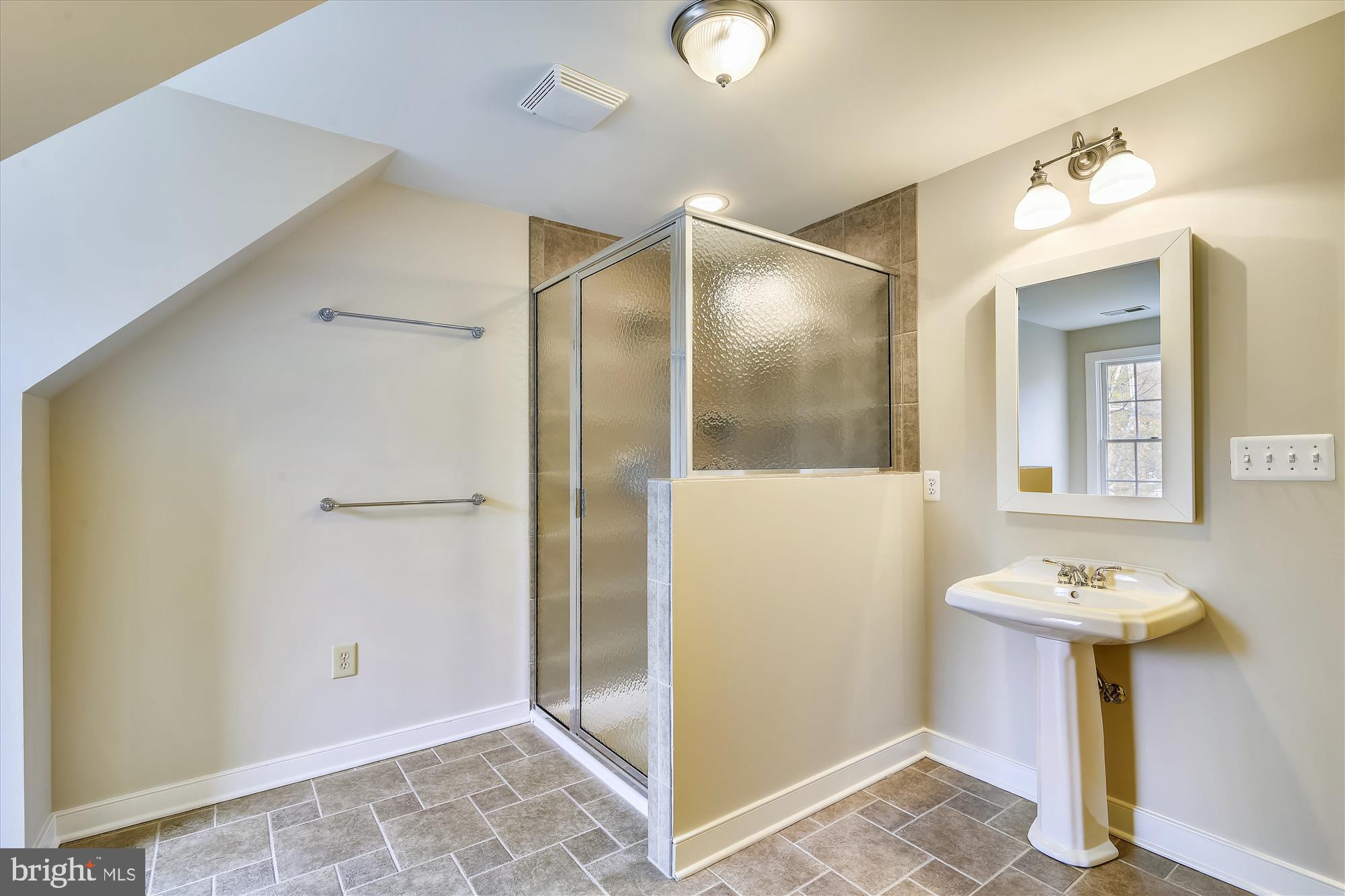 8827 Burke Road Burke, VA 22015 - Photo 21 of 28 Gallery Image 21