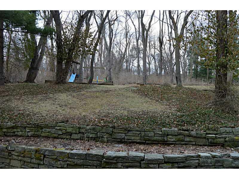 402 Manordale Road Upper St. Clair, PA 15241 - Photo 23 of 24 Yard/Garden.