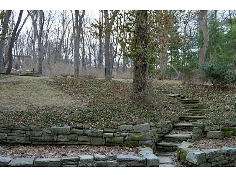 402 Manordale Road Upper St. Clair, PA 15241 - Photo 8 of 24 Yard/Garden.