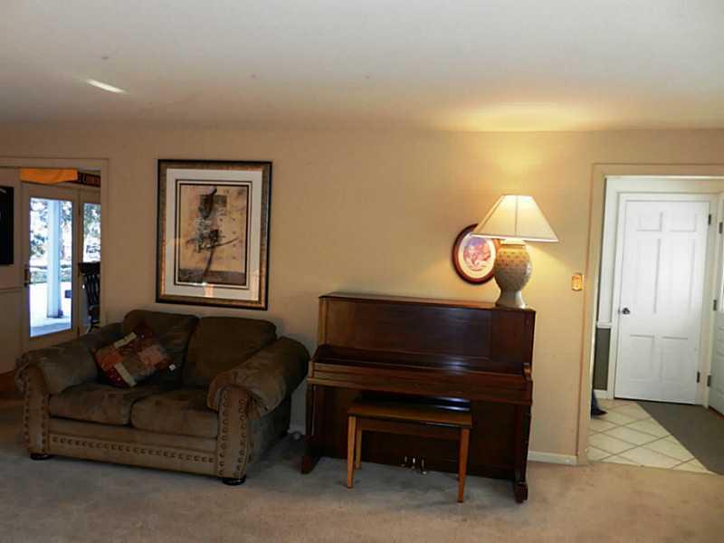 402 Manordale Road Upper St. Clair, PA 15241 - Photo 9 of 24 Living Room.