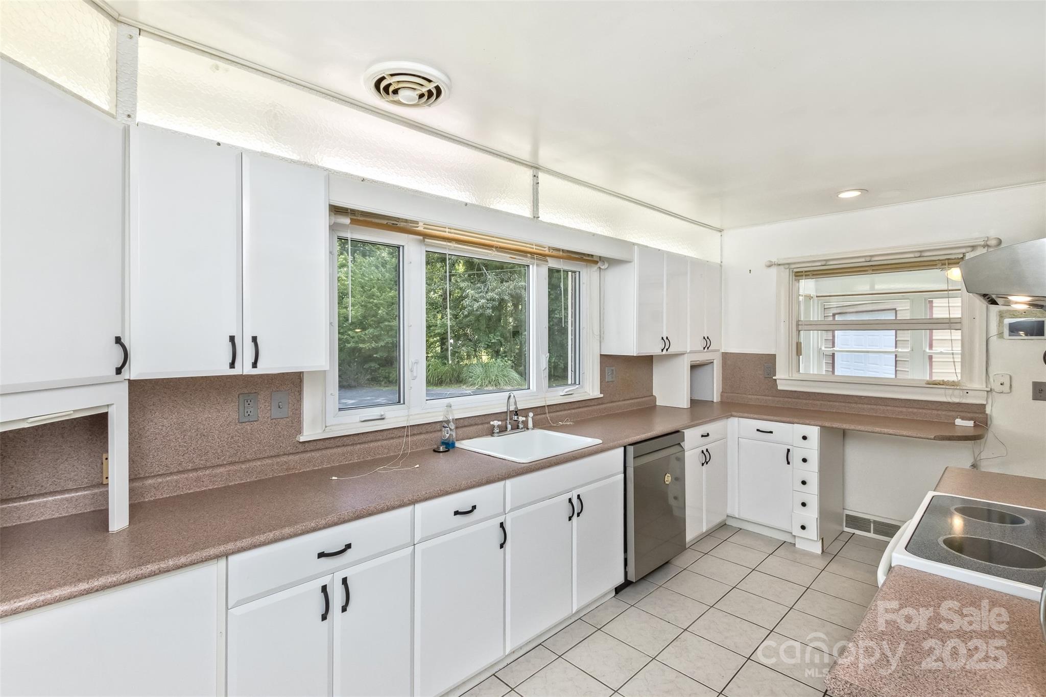 209 Balsam Road Hendersonville, NC 28792 - Photo 10 of 41 Gallery Image 10