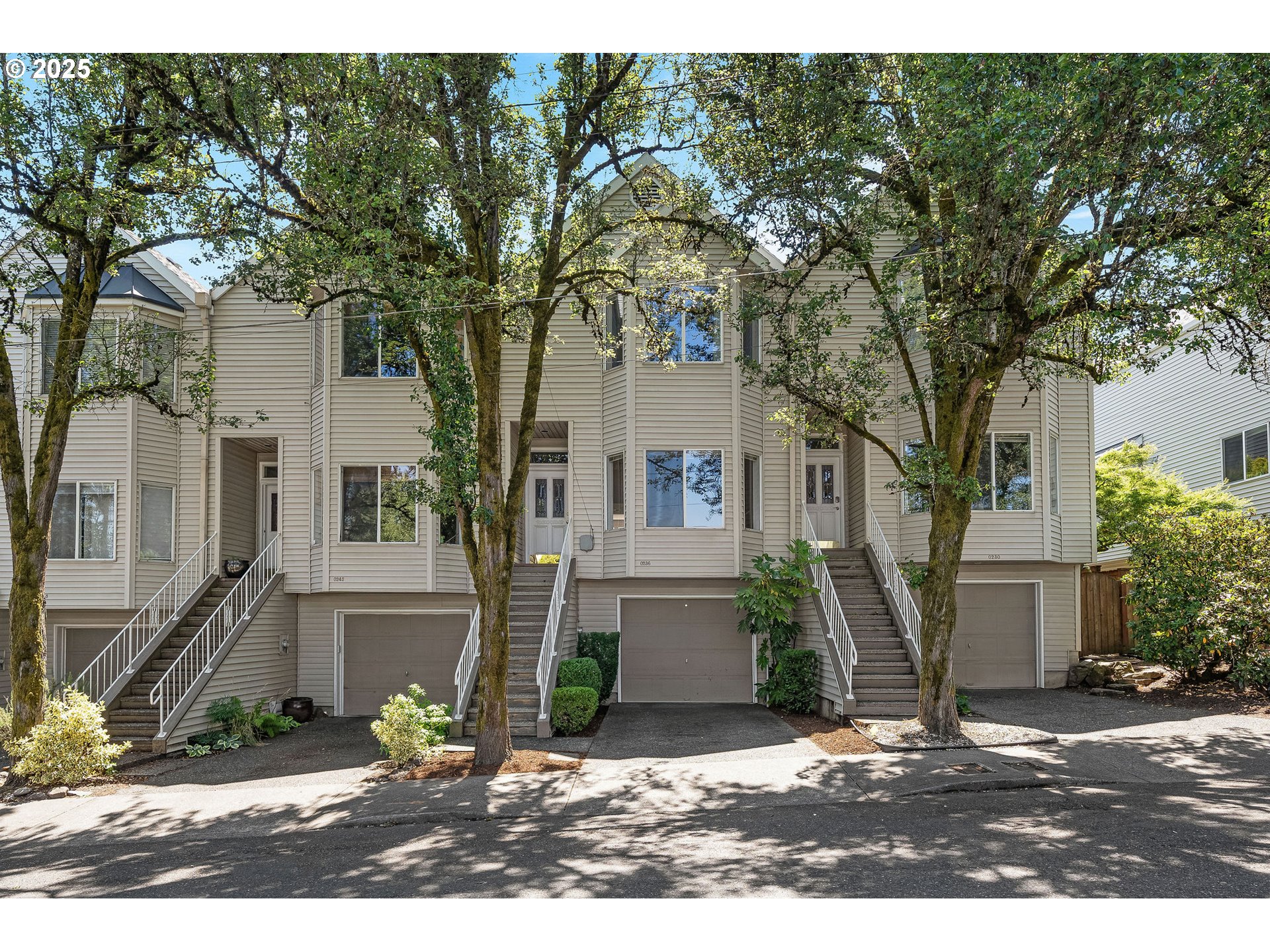 236 South Sweeney Street Portland, OR 97239 - Photo 1 of 29 a front view of a house with garden