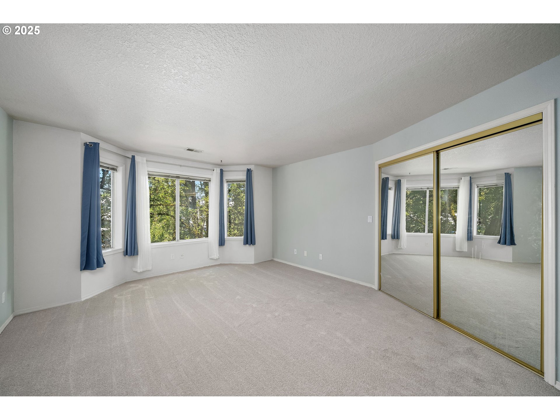 236 South Sweeney Street Portland, OR 97239 - Photo 17 of 29 a view of a big room with windows and chandelier