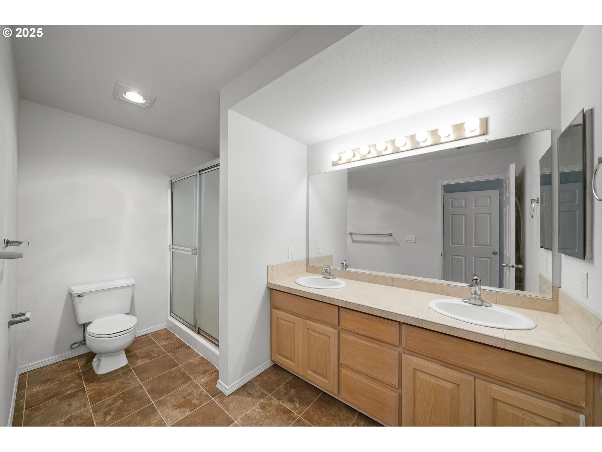236 South Sweeney Street Portland, OR 97239 - Photo 18 of 29 a bathroom with a sink a toilet a large mirror and shower