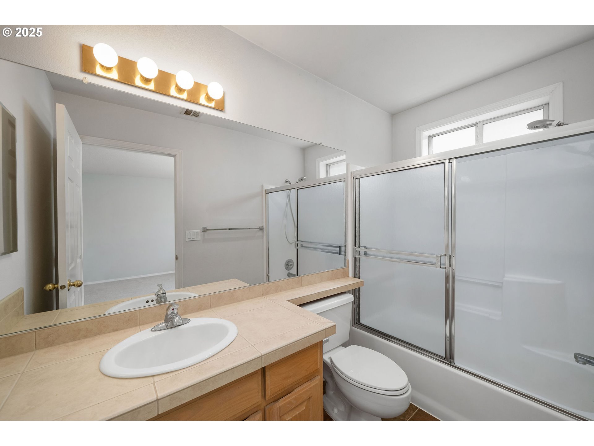 236 South Sweeney Street Portland, OR 97239 - Photo 22 of 29 a bathroom with a sink toilet a mirror and shower