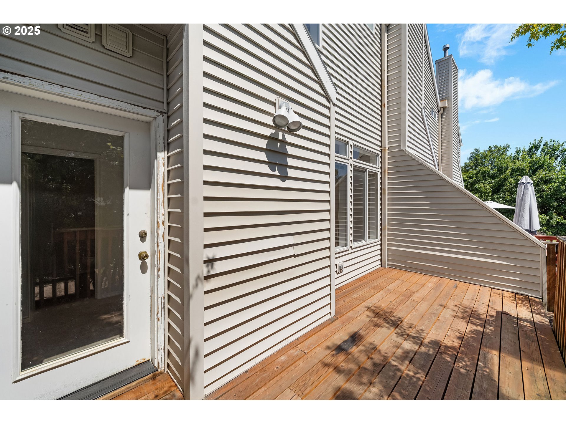 236 South Sweeney Street Portland, OR 97239 - Photo 28 of 29 a view of backyard with a balcony