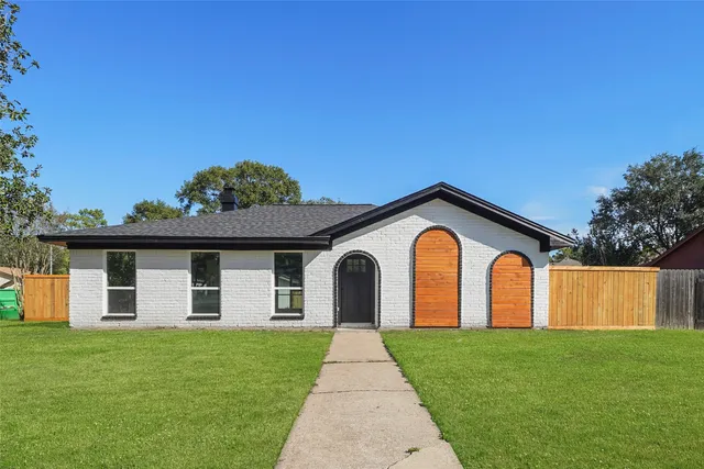 a view of a back yard of the house