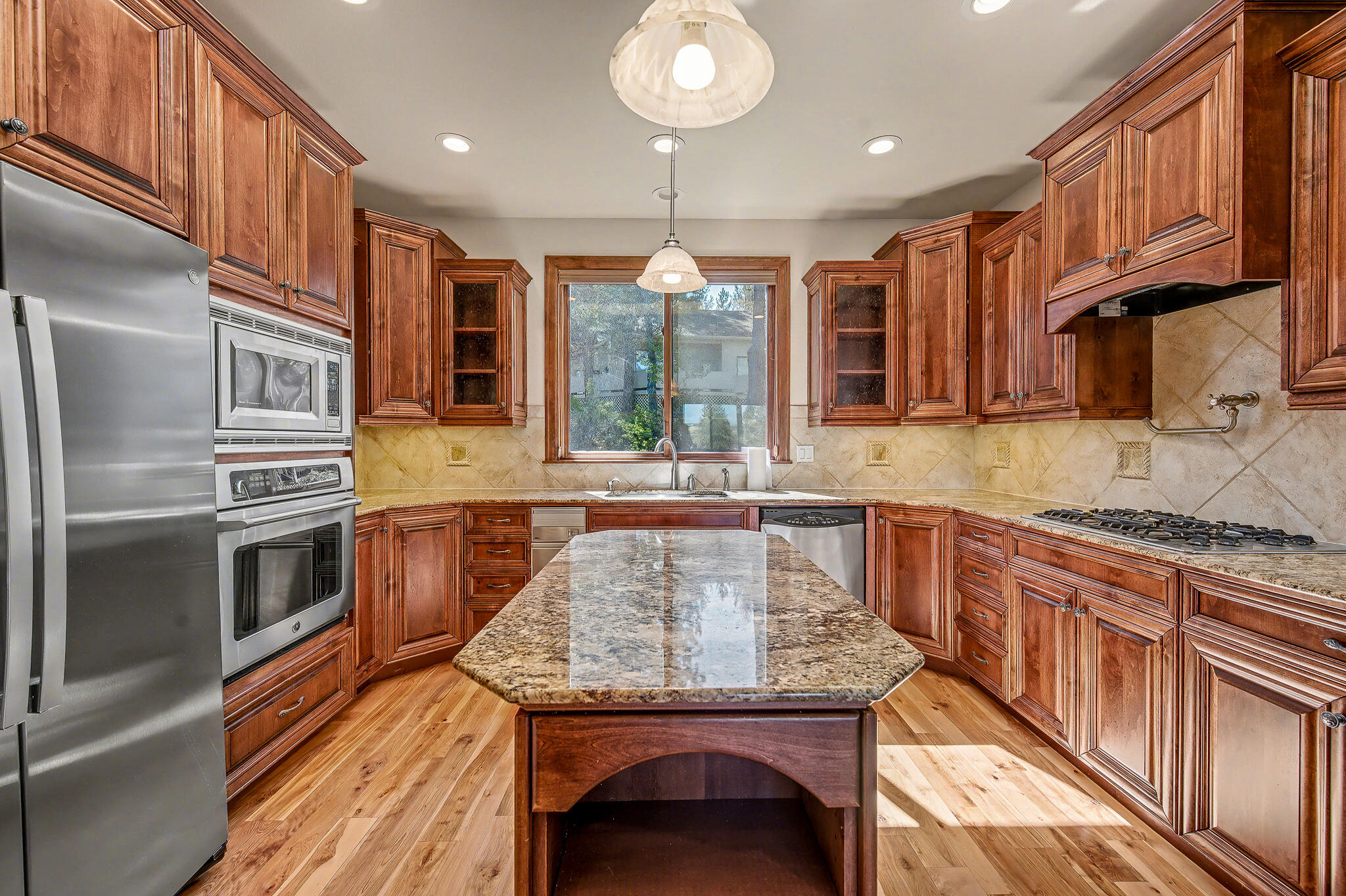 19305 Brookside Way Bend, OR 97702 - Photo 11 of 47 Exstensive cabinetry