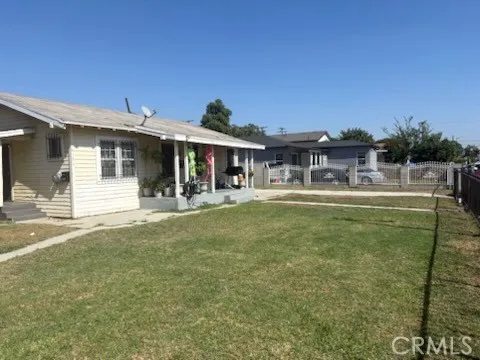 a view of a house with a backyard