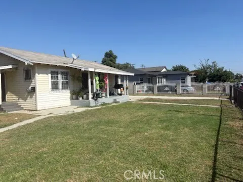 a view of a house with a backyard