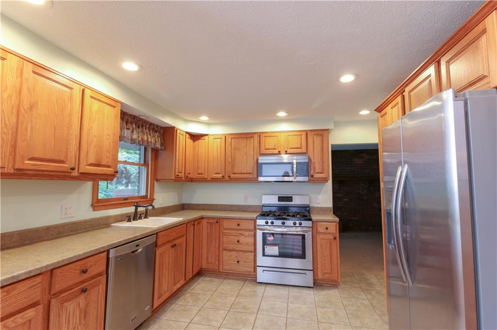 12 South Petrie Road Coraopolis, PA 15108 - Photo 2 of 23 Gallery Image 2