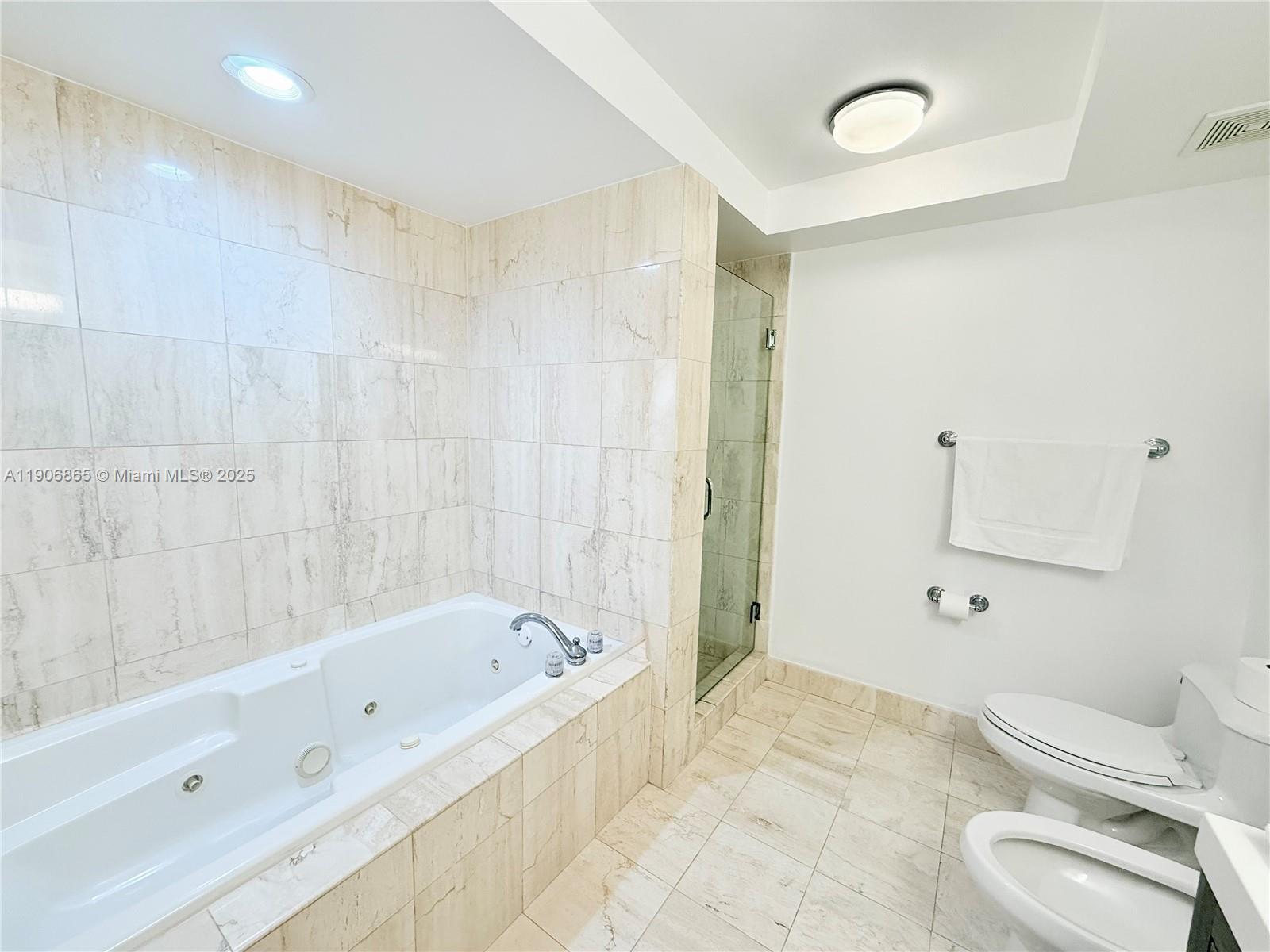 1800 Sunset Harbour Drive, Unit 2005 Miami Beach, FL 33139 - Photo 15 of 27 a bathroom with a bathtub and shower